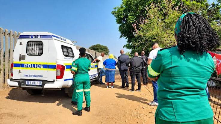 Tembisa woman found dead, police at the scene in Ekurhuleni